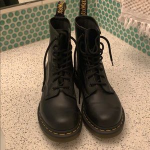 DR MARTEN BOOTS